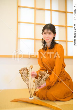 日本女子正在進行插花藝術 139986142