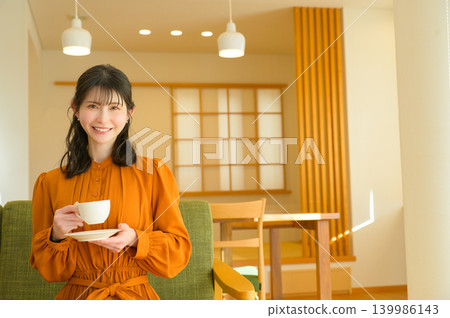 日本女性在家喝咖啡 日本女性在家喝咖啡 139986143