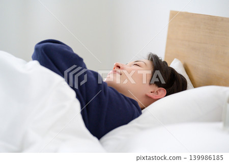 睡覺在床上的日本婦女 睡覺在床上的日本婦女 139986185