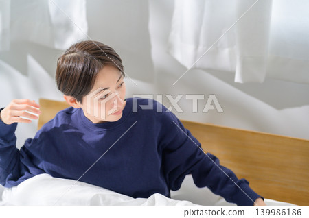 日本女子在床上醒來 日本女子在床上醒來 139986186