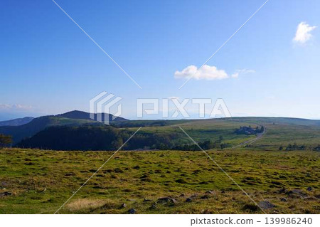 The vast grasslands and blue sky stretching across the Utsukushigahara Plateau The vast grasslands and blue sky stretching across the Utsukushigahara Plateau 139986240