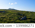 Grasslands and radio towers spread across the Utsukushigahara Plateau 139986271