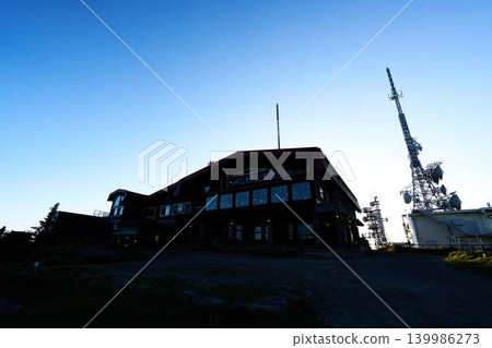 美之原高原上的山間小屋和無線電塔 美之原高原上的山間小屋和無線電塔 139986273