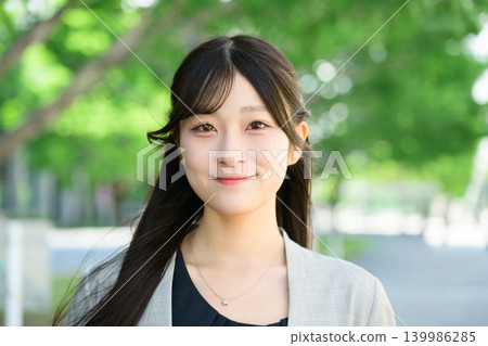 一位女商務人士對著鏡頭微笑。 一位女商務人士對著鏡頭微笑。 139986285