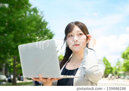 Japanese woman with a laptop 139986286