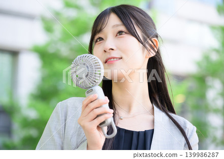 一位日本女子正在使用手持扇子 一位日本女子正在使用手持扇子 139986287