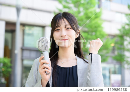 日本女子手持扇子,做出勝利的手勢。 日本女子手持扇子,做出勝利的手勢。 139986288