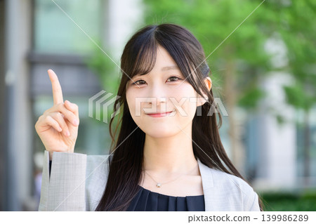 日本女人向上指著 日本女人向上指著 139986289