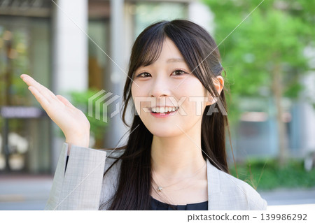 Japanese woman to guide Japanese woman to guide 139986292