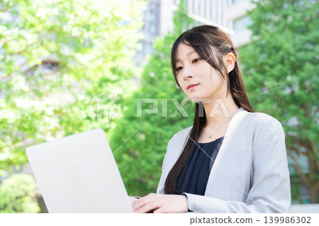 操作膝上型計算機的日本婦女 操作膝上型計算機的日本婦女 139986302