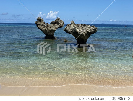 Okinawa's Heart Rock and crystal-clear sea: Beautiful coastal scenery 139986560