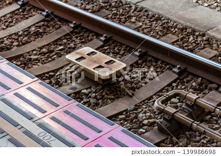 支援新幹線子彈列車安全運行的空中交通管制地面設備和車站月台設施。 139986698