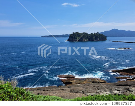 岩手縣宮古市三陸海岸 - 噴水孔:擁有廣闊藍天和太平洋的海岸景觀。 岩手縣宮古市三陸海岸 - 噴水孔:擁有廣闊藍天和太平洋的海岸景觀。 139987537