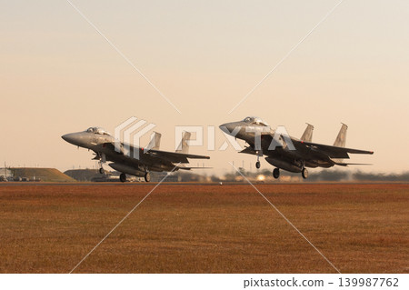 日本航空自衛隊F-15DJ“鷹”式戰鬥機在冬季黎明時分編隊起飛。 日本航空自衛隊F-15DJ“鷹”式戰鬥機在冬季黎明時分編隊起飛。 139987762