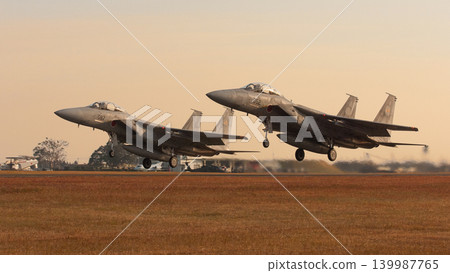 日本航空自衛隊F-15DJ“鷹”式戰鬥機在冬季黎明時分編隊起飛。 日本航空自衛隊F-15DJ“鷹”式戰鬥機在冬季黎明時分編隊起飛。 139987765