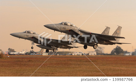 日本航空自衛隊F-15DJ“鷹”式戰鬥機在冬季黎明時分編隊起飛。 日本航空自衛隊F-15DJ“鷹”式戰鬥機在冬季黎明時分編隊起飛。 139987766