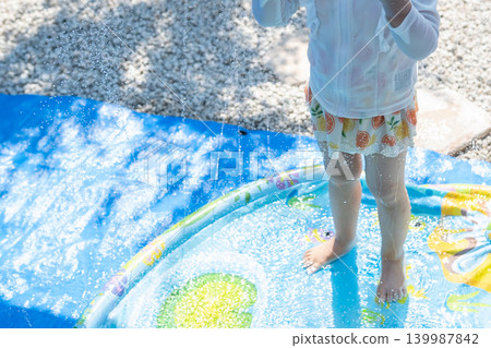孩子們在水里玩 孩子們在水里玩 139987842