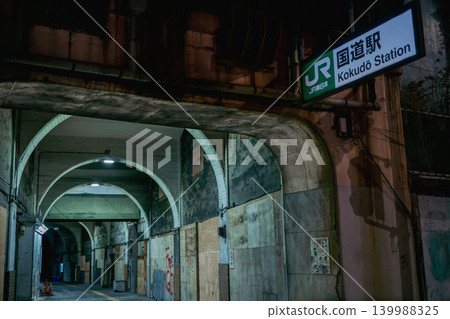 夜間的JR鶴見線「國土站」（南口） 139988325