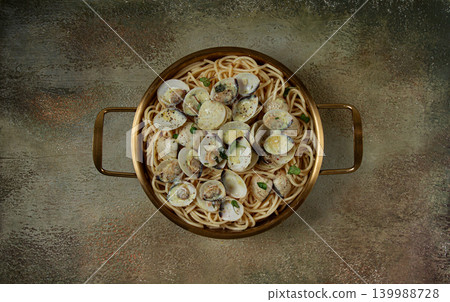 spaghetti with vongole clams, in cream sauce, carbonara, in a brass pan, homemade, top view, no people, spaghetti with vongole clams, in cream sauce, carbonara, in a brass pan, homemade, top view, no people, 139988728