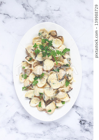 vongole clams, in cream sauce, on a white plate, homemade, top view, no people, 139988729