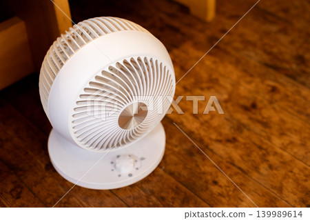 一種用於循環室內空氣的循環器。 一種用於循環室內空氣的循環器。 139989614
