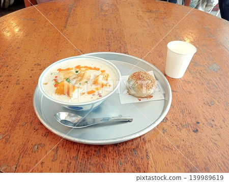經典的台灣早餐:熱豆漿湯和芝麻餅。 經典的台灣早餐:熱豆漿湯和芝麻餅。 139989619