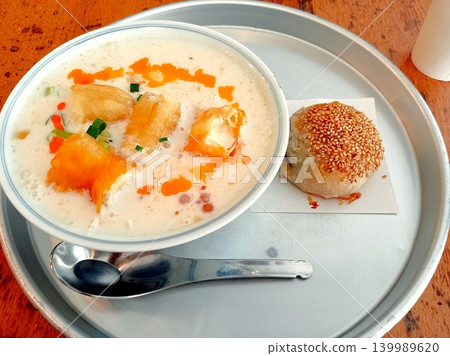 台灣早餐:豆漿湯與台灣麵包 台灣早餐:豆漿湯與台灣麵包 139989620