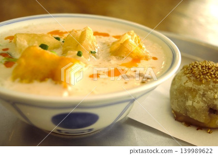 早餐吃豆漿湯和台灣麵包 早餐吃豆漿湯和台灣麵包 139989622