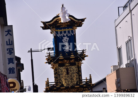 日本愛知縣的犬山祭:在美麗的藍天下,名為「車馬山」的華麗花車在周圍的城堡小鎮中遊行。 日本愛知縣的犬山祭:在美麗的藍天下,名為「車馬山」的華麗花車在周圍的城堡小鎮中遊行。 139989632