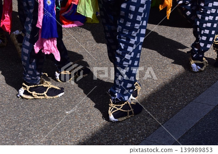 在愛知縣犬山市舉行的犬山春季祭典上,可以看到男人們穿著傳統的法被、草鞋和色彩鮮豔的腰帶。 在愛知縣犬山市舉行的犬山春季祭典上,可以看到男人們穿著傳統的法被、草鞋和色彩鮮豔的腰帶。 139989853