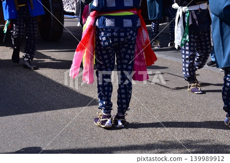 在愛知縣犬山市舉行的犬山春季祭典上，可以看到男人們穿著傳統的法被、草鞋和色彩鮮豔的腰帶。 139989912