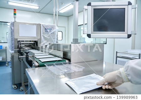 Automated packaging line in a sterile cleanroom environment with conveyor belt Automated packaging line in a sterile cleanroom environment with conveyor belt 139989963
