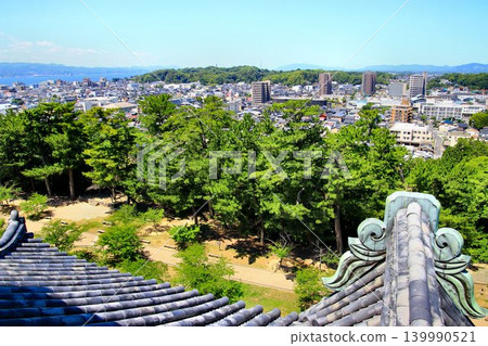 A magnificent castle in Izumo Province, known as Chidori Castle, a national treasure, offers a view of Lake Shinji. A magnificent castle in Izumo Province, known as Chidori Castle, a national treasure, offers a view of Lake Shinji. 139990521