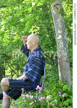 一位居住在鄉村的老人正在享受森林浴 一位居住在鄉村的老人正在享受森林浴 139991713