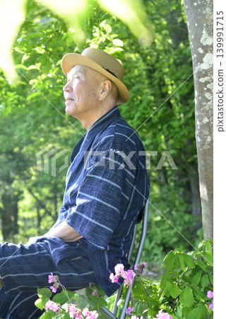 一位居住在鄉村的老人正在享受森林浴 一位居住在鄉村的老人正在享受森林浴 139991715