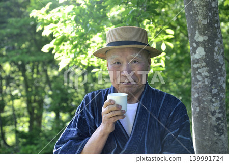 一位居住在鄉村的老人正在享受森林浴 一位居住在鄉村的老人正在享受森林浴 139991724