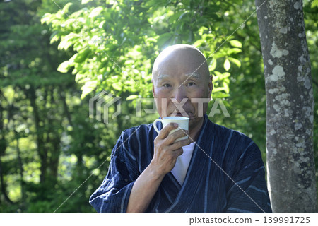一位居住在鄉村的老人正在享受森林浴 139991725