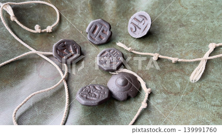 陀螺支架,昭和時代兒童玩具。 陀螺支架,昭和時代兒童玩具。 139991760