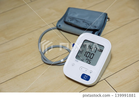 血壓計顯示血壓略高。 血壓計顯示血壓略高。 139991881