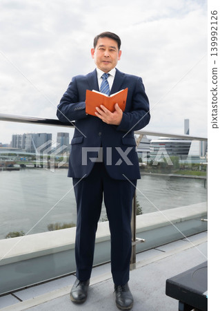 與筆記本的商人 139992126