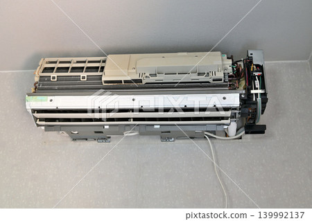 Disposal of an air conditioner with the cover removed: Disposal image Disposal of an air conditioner with the cover removed: Disposal image 139992137