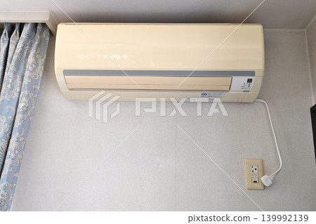 Disposal of an old, yellowed air conditioner: Disposal image Disposal of an old, yellowed air conditioner: Disposal image 139992139