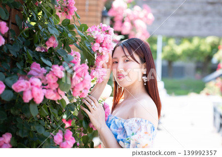 被玫瑰包圍的年輕女子 被玫瑰包圍的年輕女子 139992357