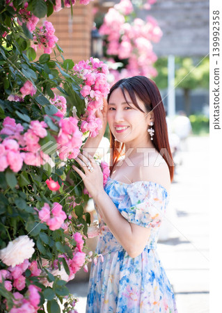 站立在花前面的婦女 站立在花前面的婦女 139992358