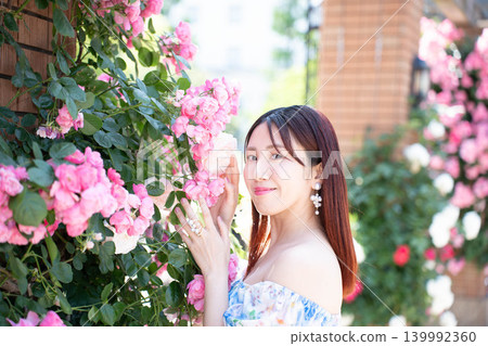 被玫瑰包圍的年輕女子 被玫瑰包圍的年輕女子 139992360