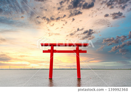 茨城縣鹿島神社第一隻鳥居的景色。 茨城縣鹿島神社第一隻鳥居的景色。 139992368