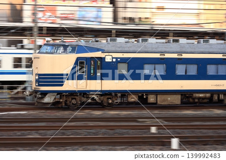 一列583系列列車,即季節性特快列車“Gerende Zao”,於2011年2月4日從車站出發。 一列583系列列車,即季節性特快列車“Gerende Zao”,於2011年2月4日從車站出發。 139992483