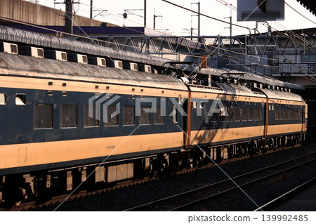 一列國鐵583系列列車,傍晚停在車站,車身在燈光的映襯下顯得格外美麗-拍攝於2011年2月4日 一列國鐵583系列列車,傍晚停在車站,車身在燈光的映襯下顯得格外美麗-拍攝於2011年2月4日 139992485