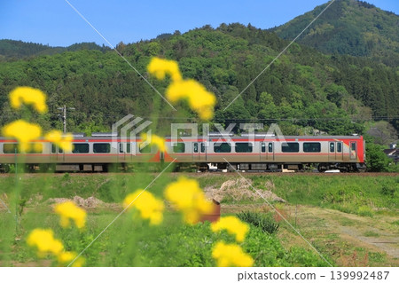 2026年5月7日,陽光明媚,北信濃鐵道SR1系列列車行駛在北信濃線上,路旁油菜花盛開。 2026年5月7日,陽光明媚,北信濃鐵道SR1系列列車行駛在北信濃線上,路旁油菜花盛開。 139992487