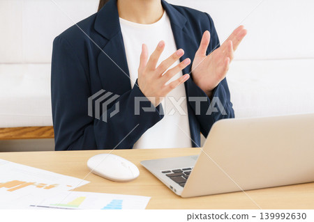 特寫鏡頭拍攝一位年輕的日本女性在筆記型電腦上進行視訊通話時的手勢。 特寫鏡頭拍攝一位年輕的日本女性在筆記型電腦上進行視訊通話時的手勢。 139992630